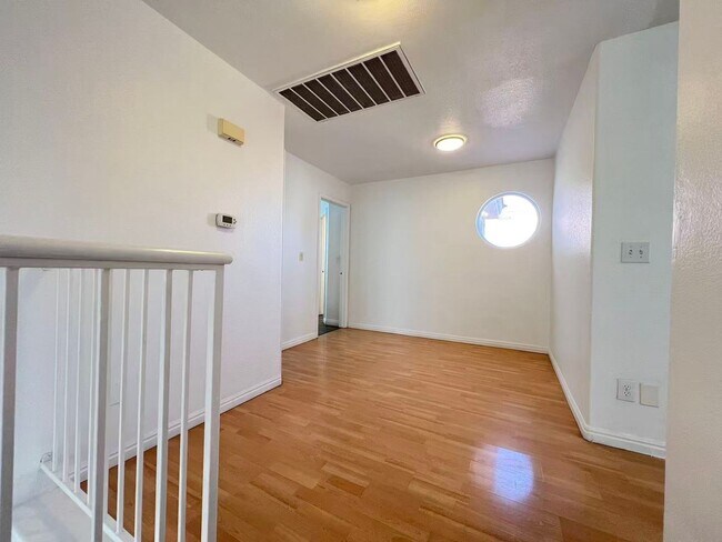 Building Photo - Stunning 5 bedroom, 2.5 bathroom home