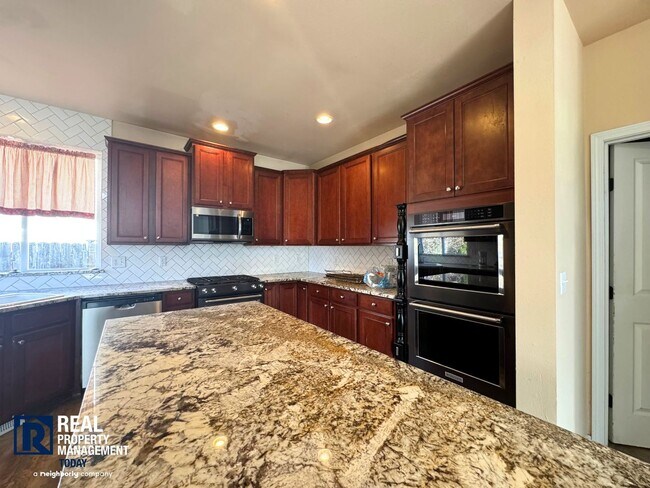 Building Photo - Spacious 4-bedroom home!