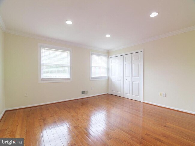 Building Photo - 3075 Sunset Ln
