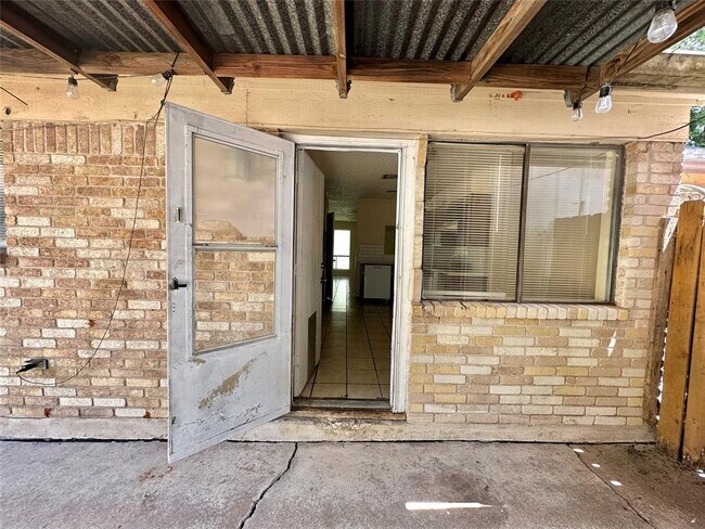 Building Photo - 207 W William Cannon Dr