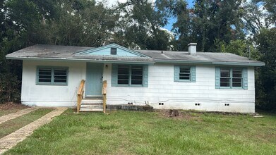 Building Photo - 1638 Sharkey St