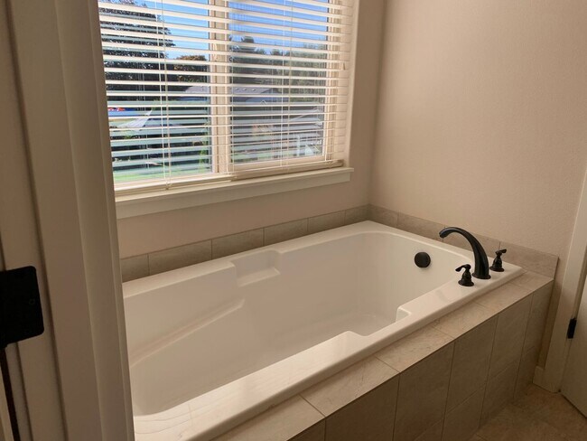Building Photo - Beautiful 4BR in Camas! Modern Finishes! Close to Shopping & I-5! Schedule a tour today!
