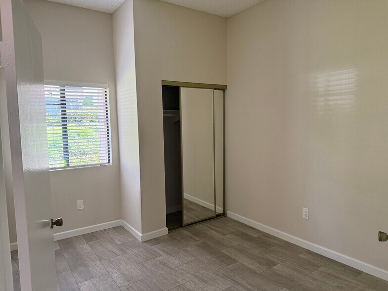 Building Photo - 2814 Chatsworth Way