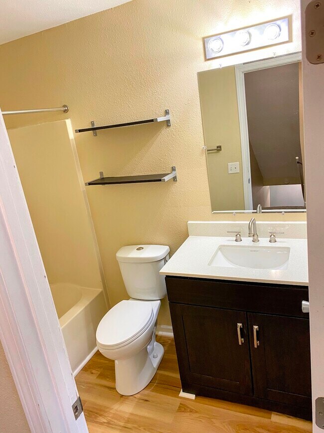 Building Photo - 1106 Fishlock Ave