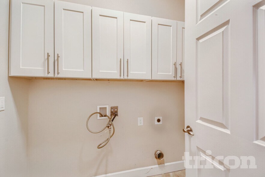 Building Photo - 9805 W Hinsdale Pl