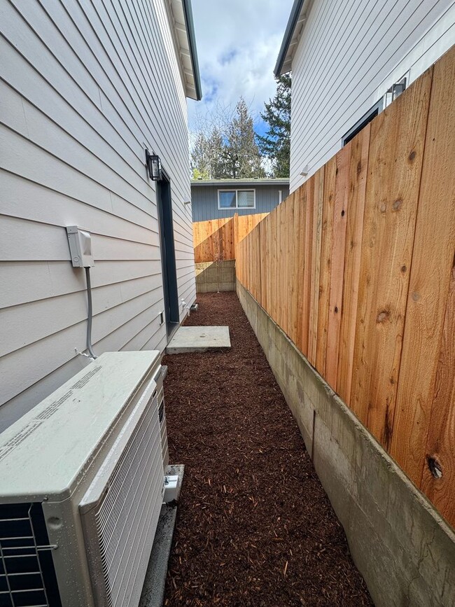 Building Photo - L0652