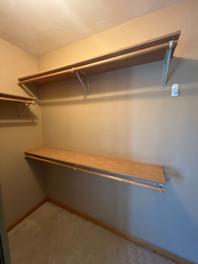 Building Photo - TWIN LAKES! MOVE IN READY 3 BEDROOM!