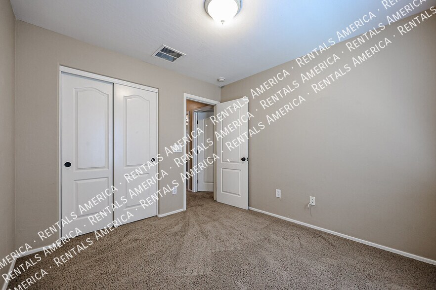 Building Photo - 3908 E Sabra Ln