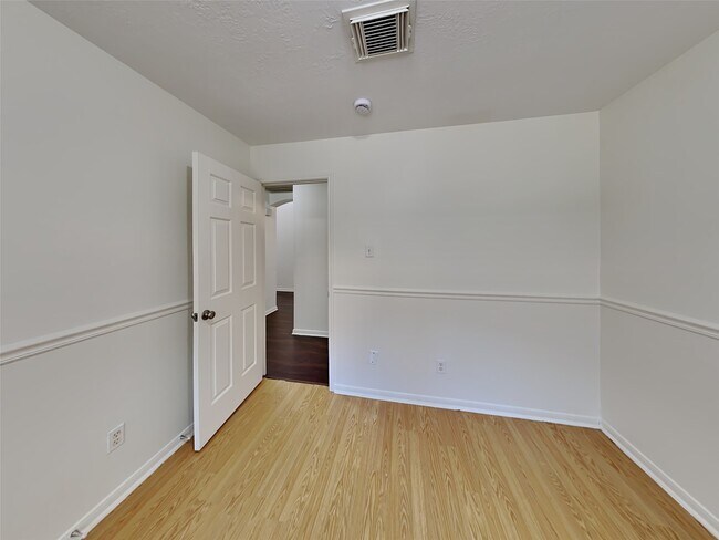 Building Photo - 10467 Twin Circles Dr