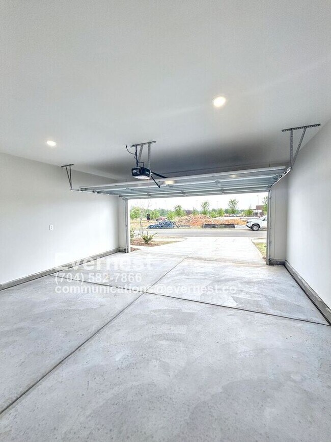 Building Photo - 114 Lightning Dr