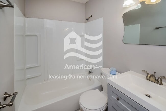 Building Photo - 3620 N Gladstone Ave