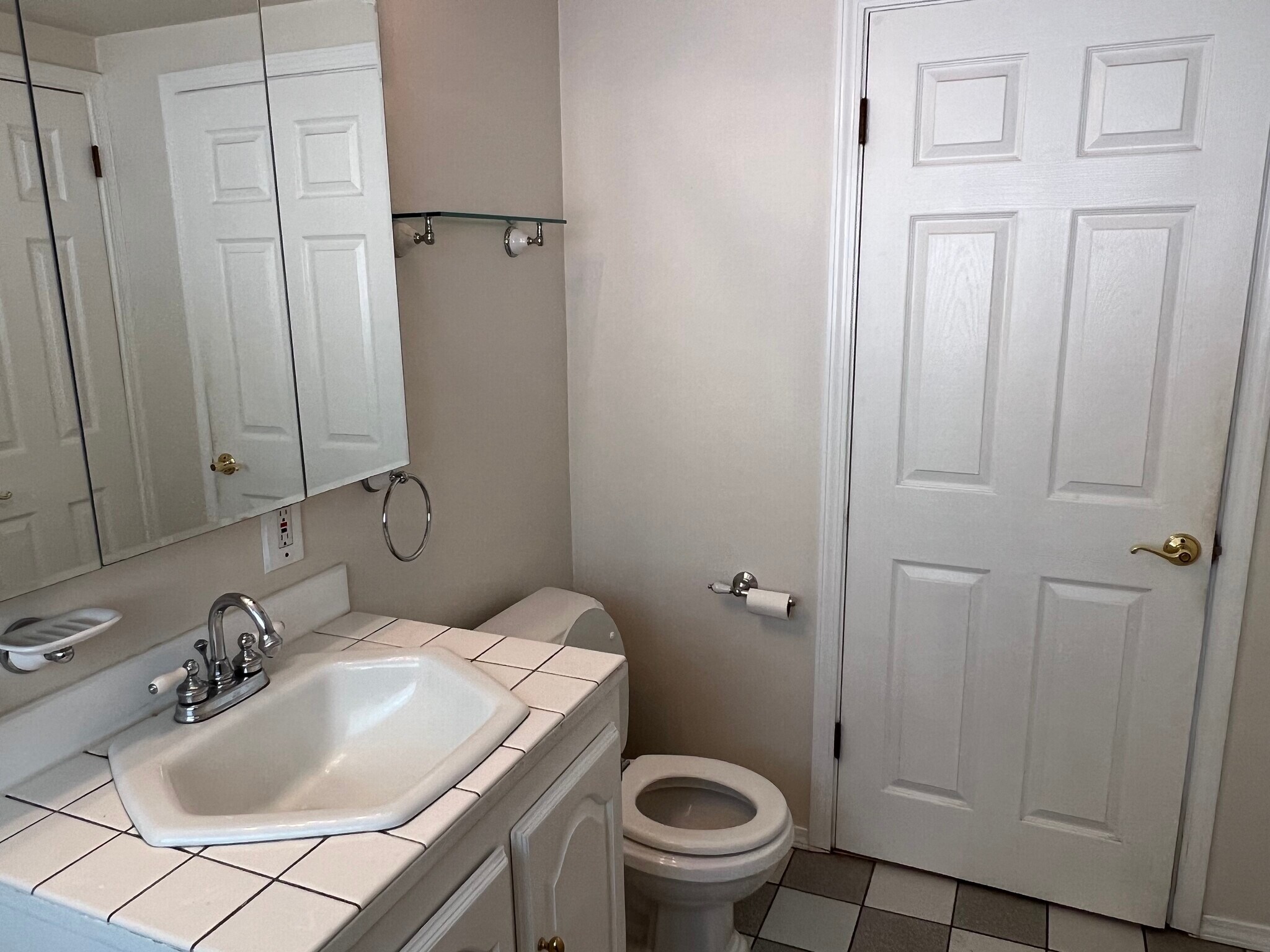 Clean and tidy bathroom - 21204 3rd Ave S