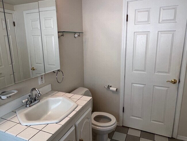 Clean and tidy bathroom - 21204 3rd Ave S