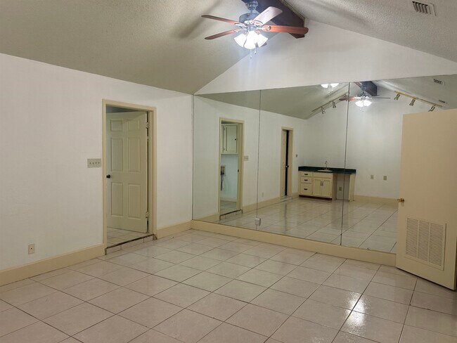 Building Photo - 108 Martingale