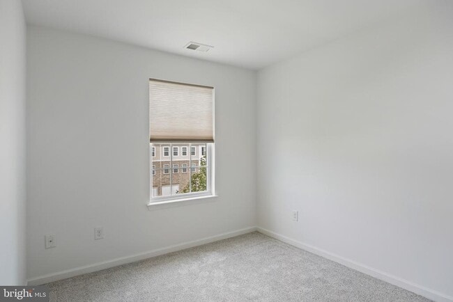Building Photo - 490 N Palace Dr