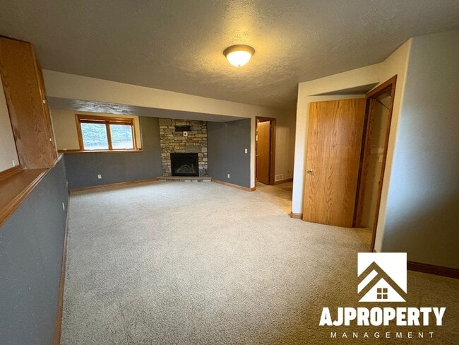 Building Photo - 5509 S Sarmar Ave