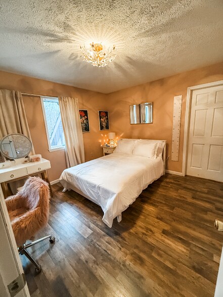 Building Photo - 102 Longfellow Close