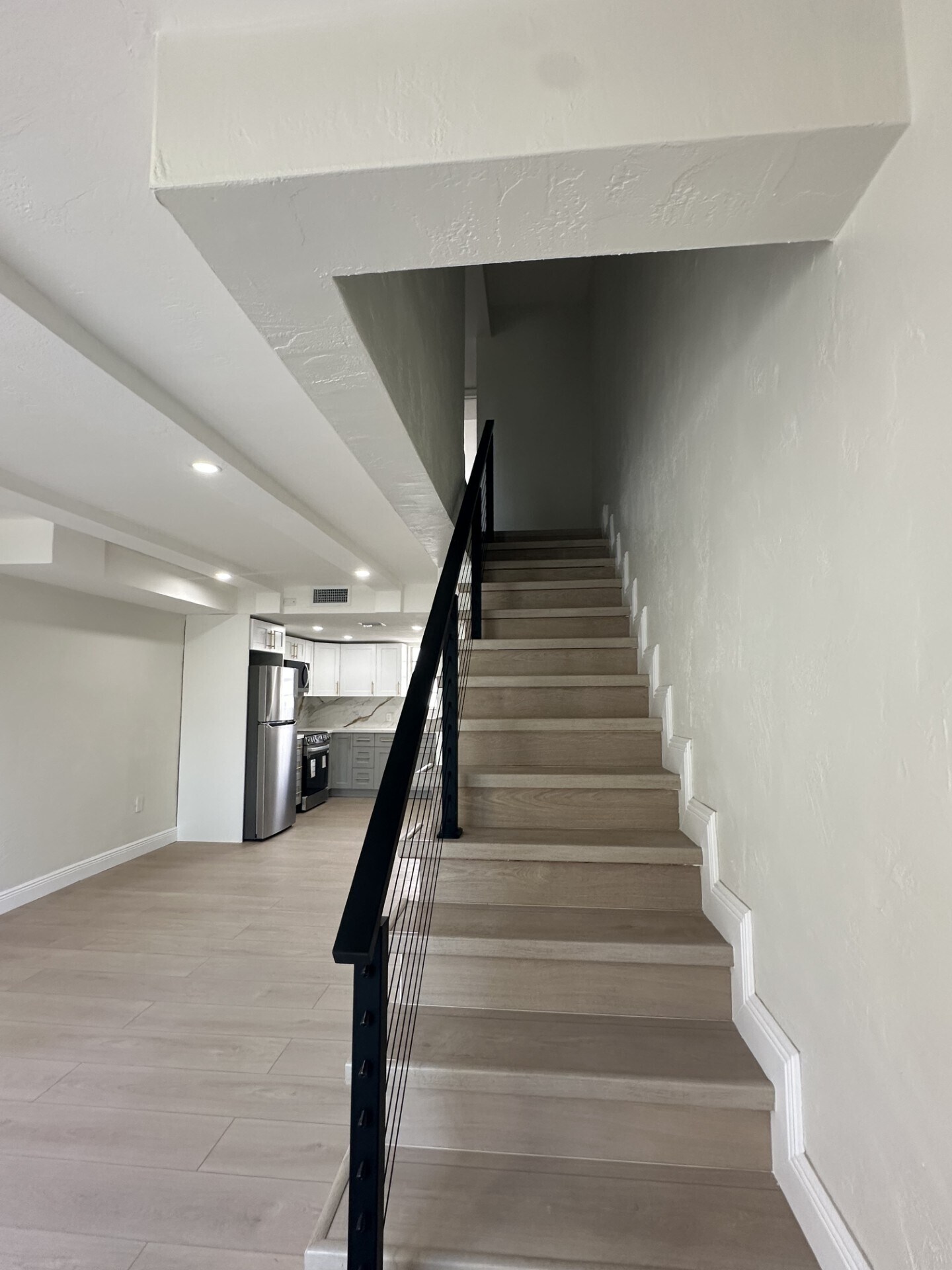 Building Photo - 465 Swallow Dr