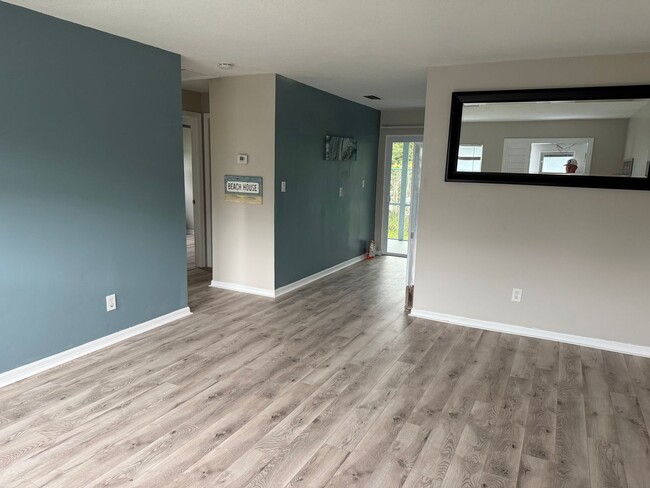 Building Photo - 2 BEDROOM, 1 BATH UNIT- S HUTCHINSON ISLAN...