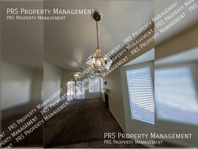 Building Photo - 818 W Silver Creek Rd