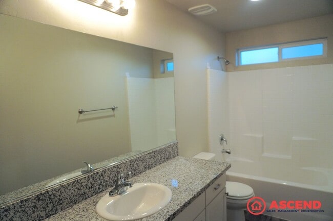 Building Photo - Stunning Home Off of Taft Highway and South H Street!