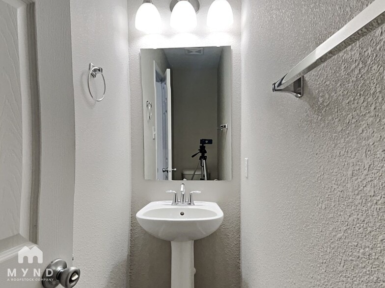 Building Photo - 3117 W Meadowbend Dr