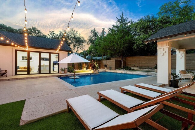 Building Photo - 3 Bedroom 2.5 Bathroom Home w/ 1 Bedroom 1 Bathroom Guest House & Pool!!