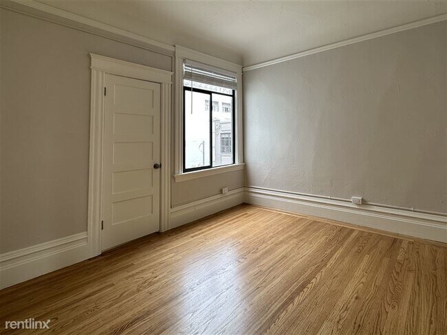 Building Photo - TOP FLOOR FLAT|SPACIOUS AND SUNNY|CALTRAIN...