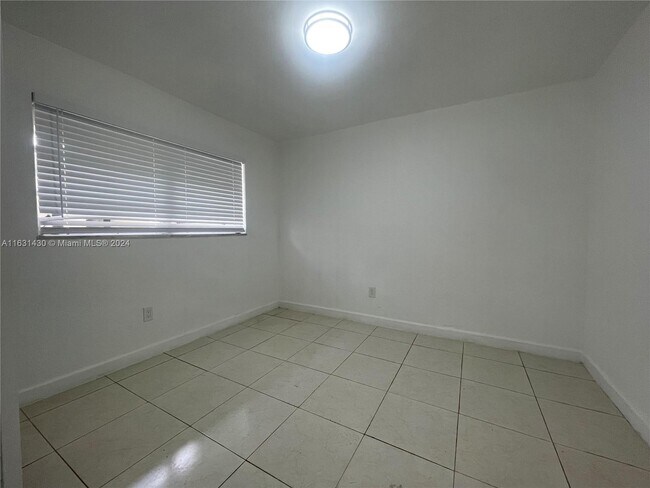 Building Photo - 15221 NE 6th Ave