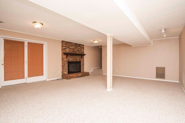 Building Photo - Halls 37938 - 4 bedroom, bath home with 4 garage spaces - Call Susan Niedergeses 865-300-4722