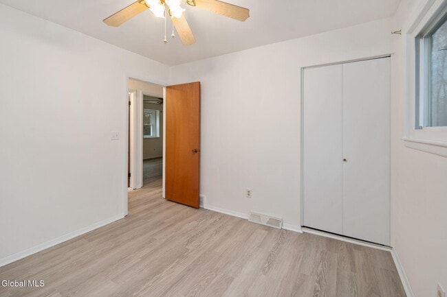 Building Photo - 4 Sugarbush Rd