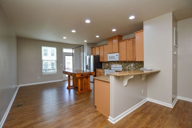 Building Photo - 2-bedroom end-unit w/ Bonus room!
