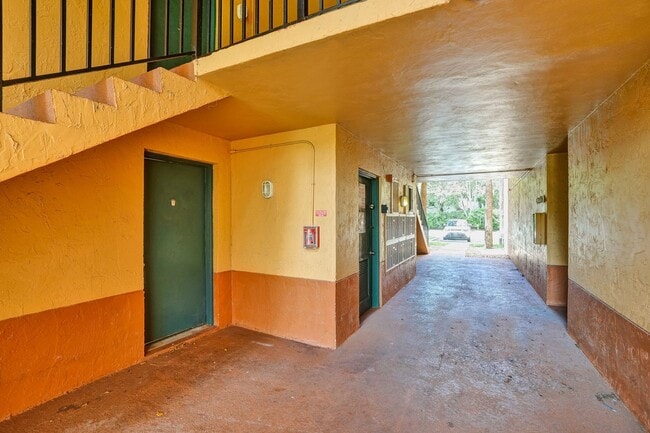 Building Photo - Updated 2 Bed, 2 Bath 1st Floor Condo with Garden Views in Lakes of Jacaranda, Plantation