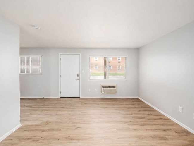 Building Photo - 593 Riverview Dr