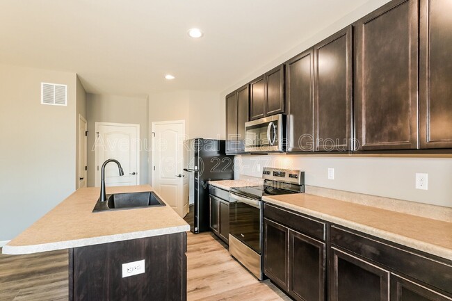 Building Photo - 39 Wingtip