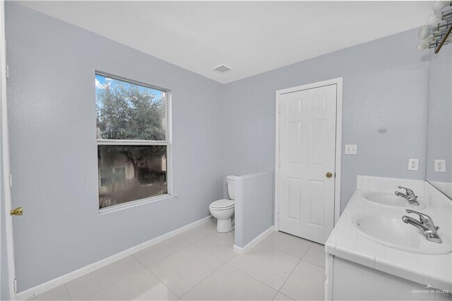 Building Photo - 2208 Eagle Landing Dr