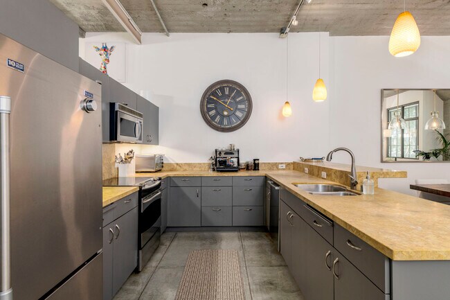 Building Photo - 300 Beale St