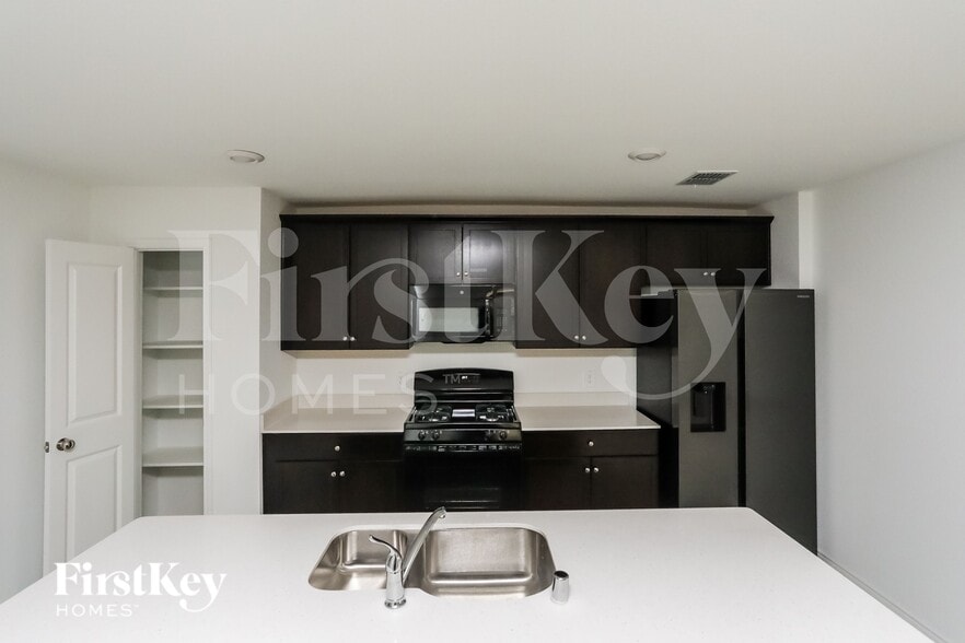 Building Photo - 1141 Crestview Dr