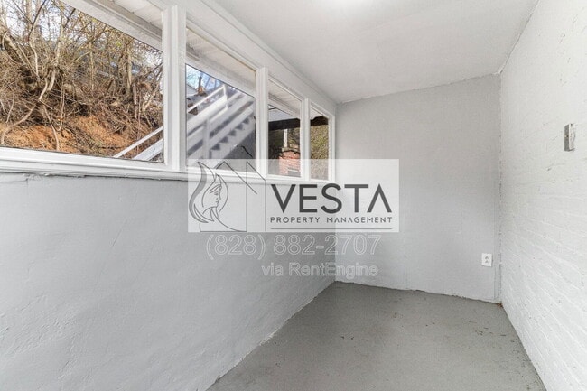 Building Photo - 240 Hillside St