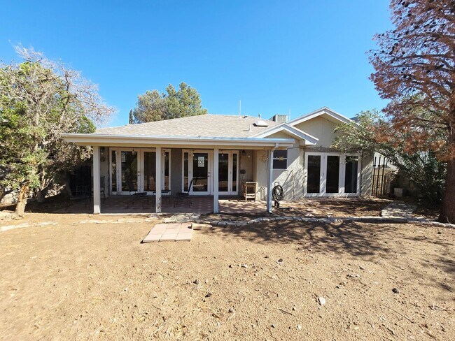 Building Photo - Charming 3 Bedroom, 2 bath Home in West El...