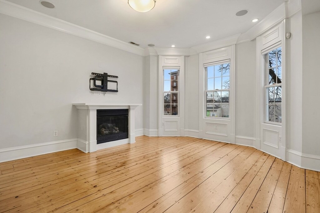 Building Photo - 703 E 4th St