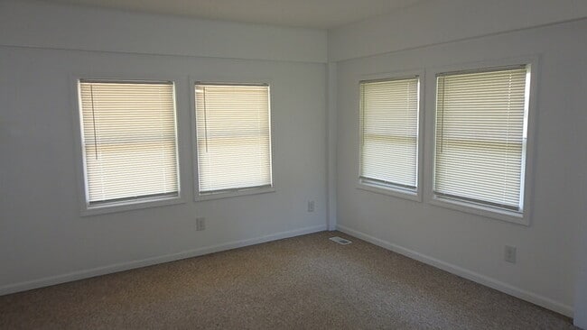 Building Photo - 4 bed 2 bath for Rent in Roeland Park, KS