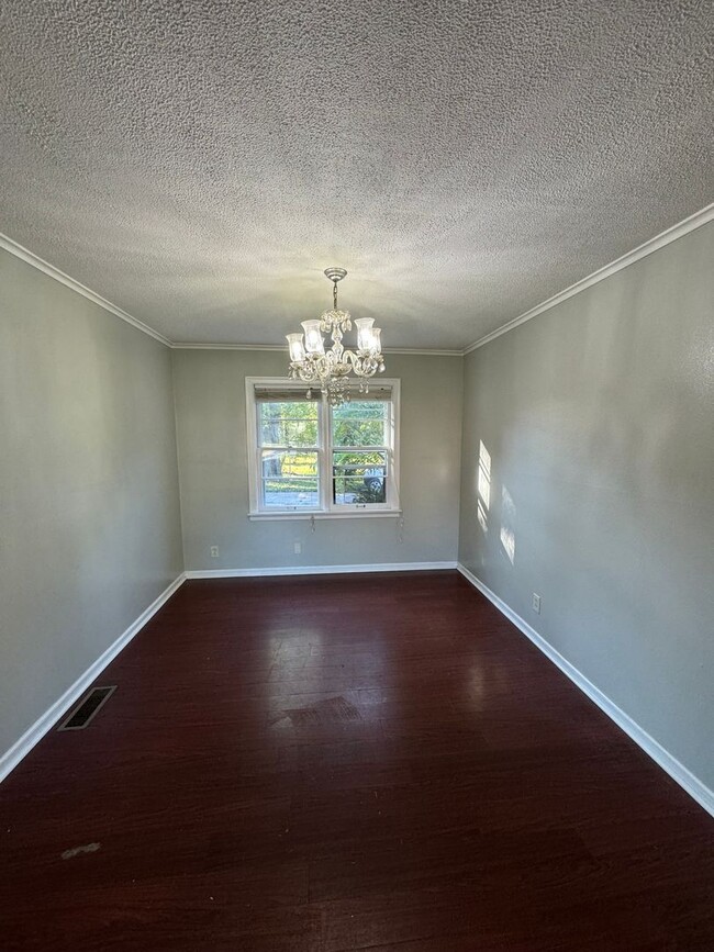 Building Photo - 3 Bedroom 2 Bath Home with Basement and Fe...