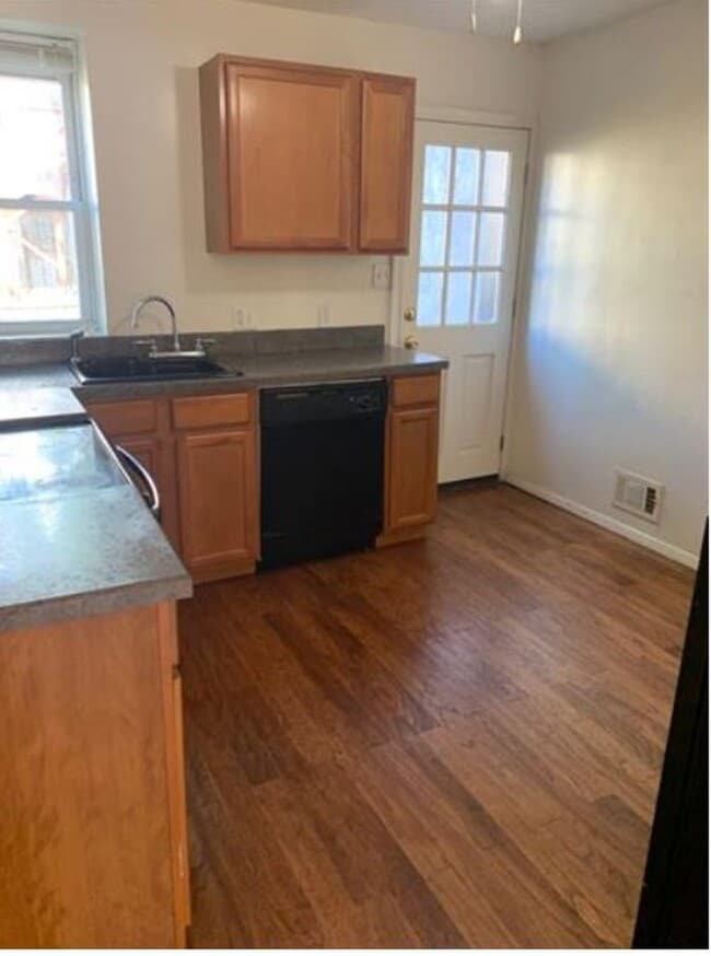 Building Photo - Cozy 2BR/1Bath on lovely quiet block, community garden, Calvert Street park!