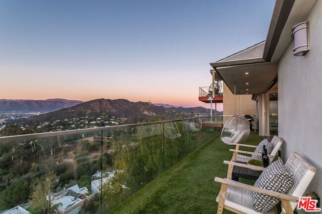 Building Photo - 7177 Pacific View Dr