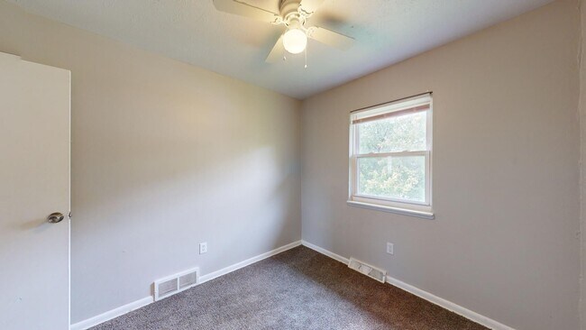 Building Photo - 3 Bedroom/1 bathroom renovated townhouse.