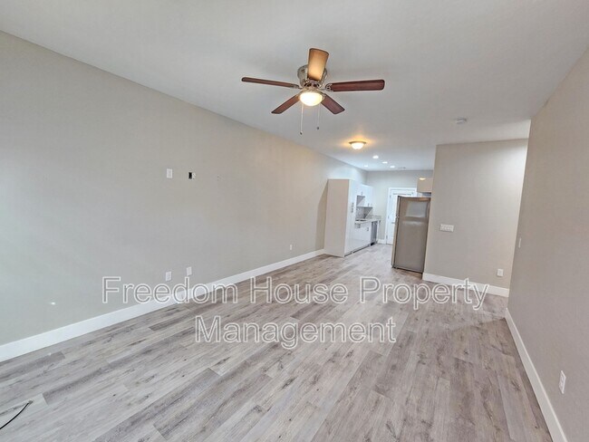 Building Photo - 1111 Sixshooter Ave
