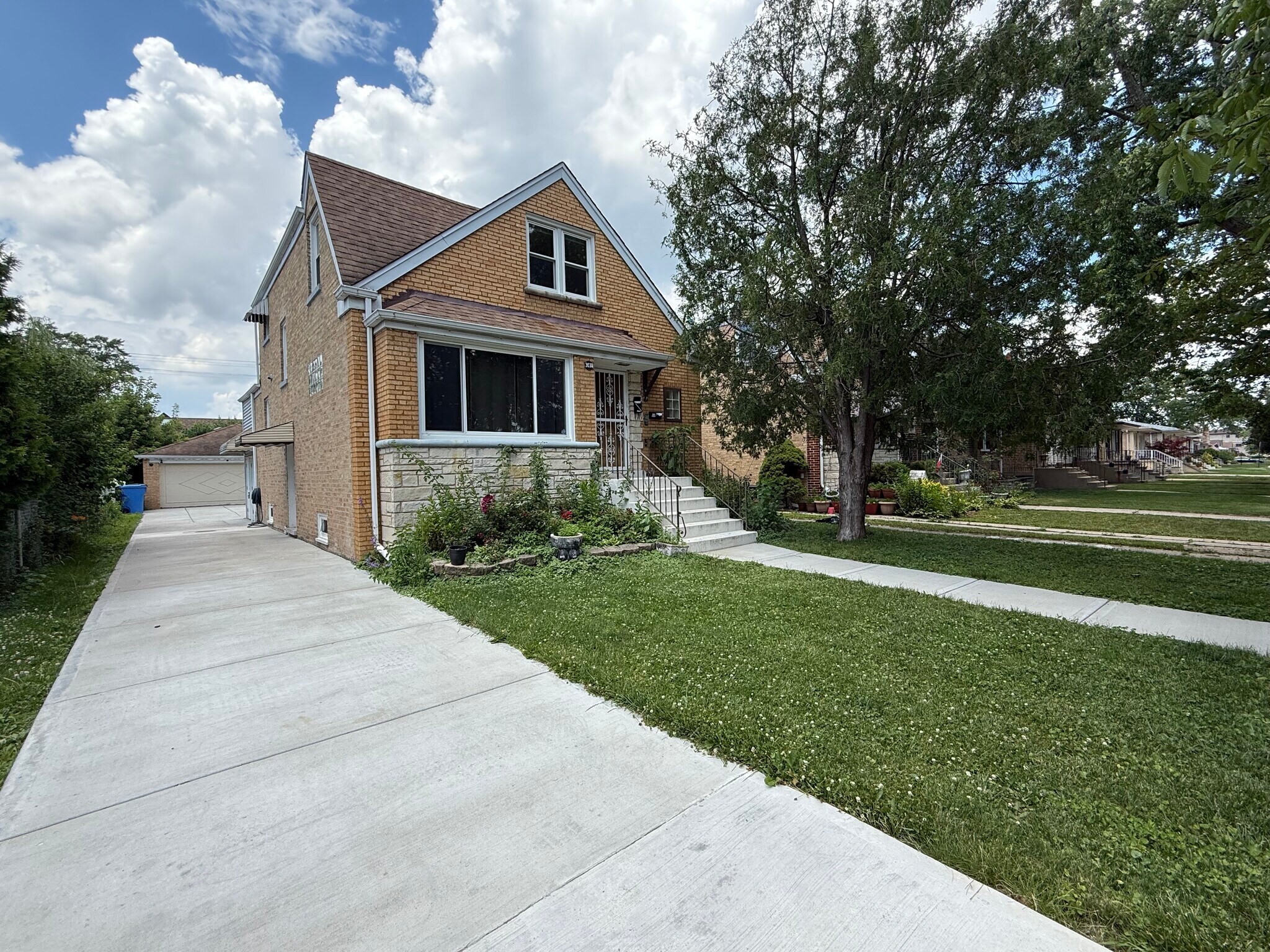 Building Photo - 3030 N Oleander Ave