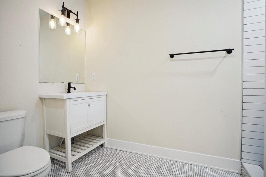 Building Photo - 1807 N Bouvier St