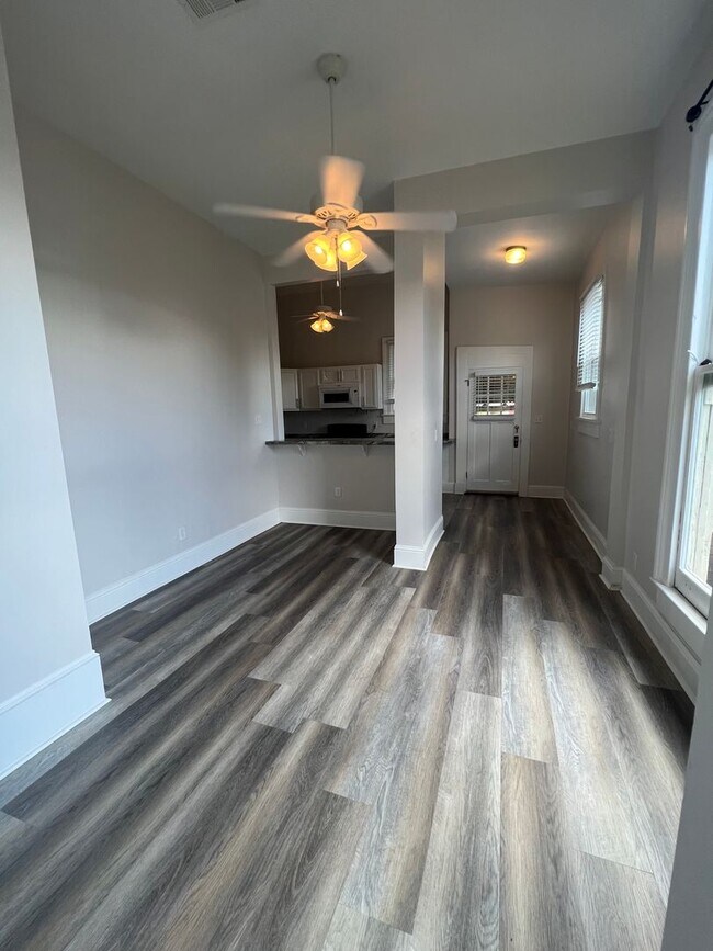 Building Photo - Spacious 2BD/2.5 BATHS! Across from Langen...